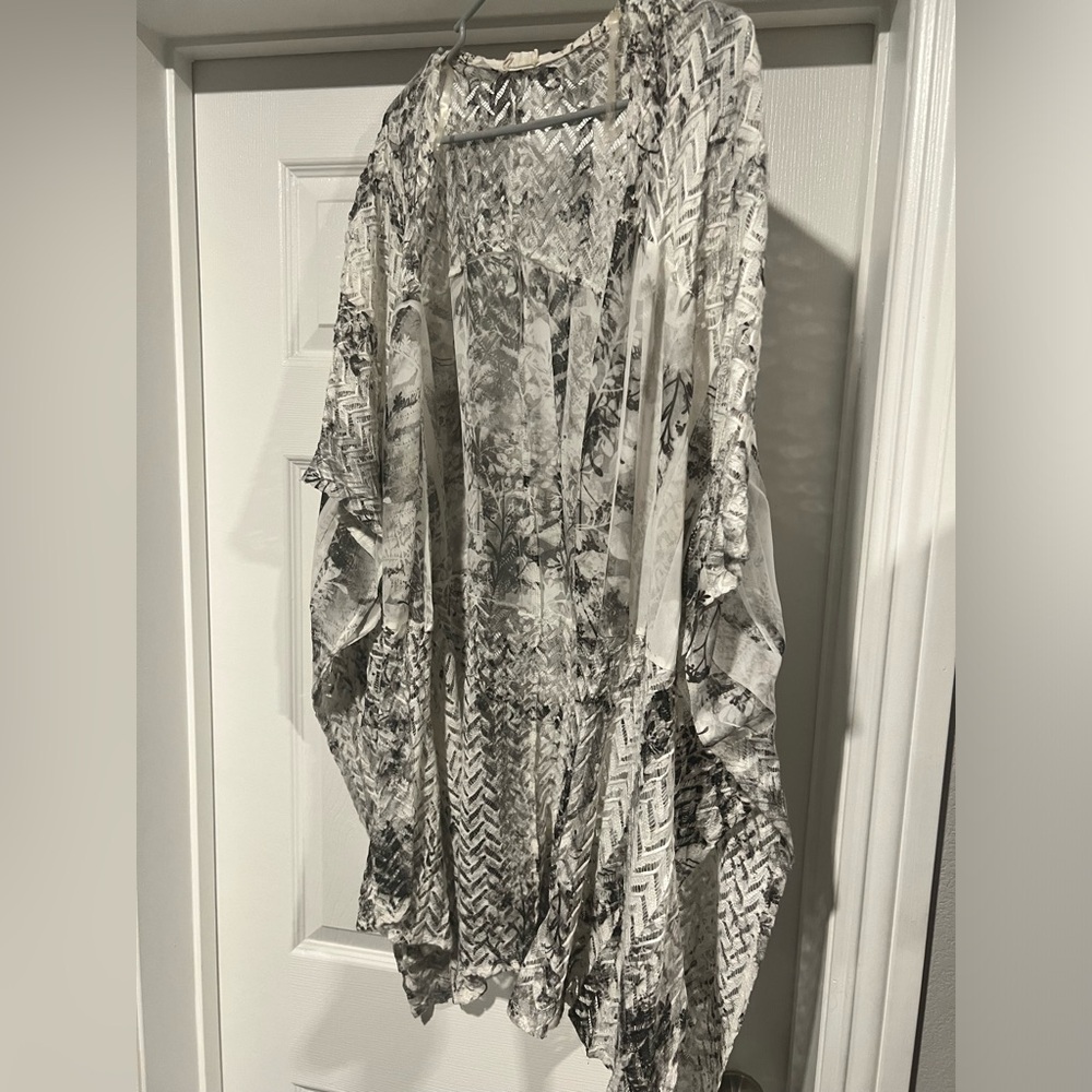 Women’s 2x Cardigan black and white light weight material.